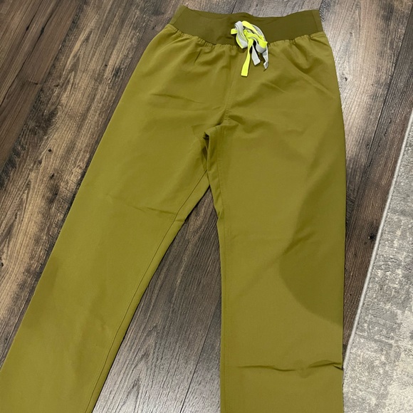 FIGS scrub bottoms - Picture 1 of 4